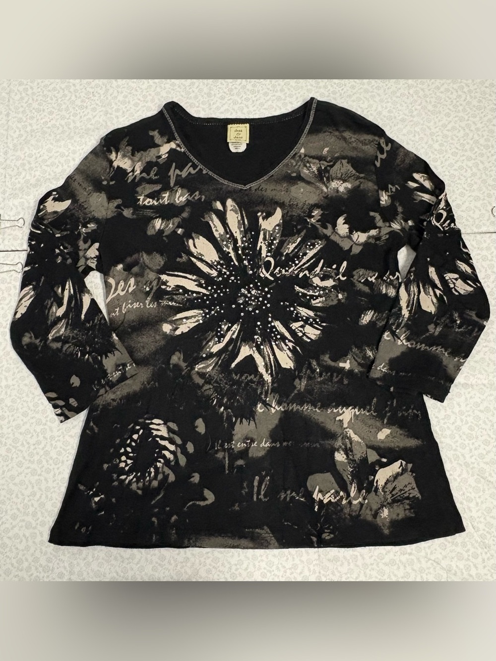 Jess & Jane Y2K Women's Black Gray Floral Rhinestone V-Neck 3/4 Sleeve Knit Top